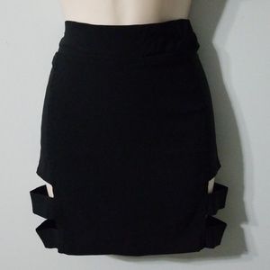 Valid women's black stretch form fit mini skirt